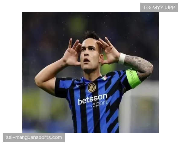 花絮：小球迷冲入场内拥抱偶像劳塔罗，后被安保带离